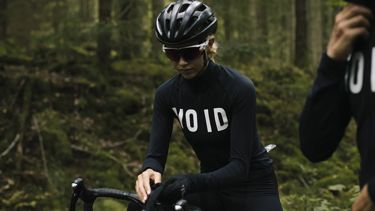fahrradhelm livall bh62 NEO Smart Helmet — Voice-Control Ready Black&Red / 21.65-24.01 in (55-61 cm) Hpc Race Cube Stereo Color:Sirius Works seamlessly with PikaBoost extra_info_Seasonal_year: 2022